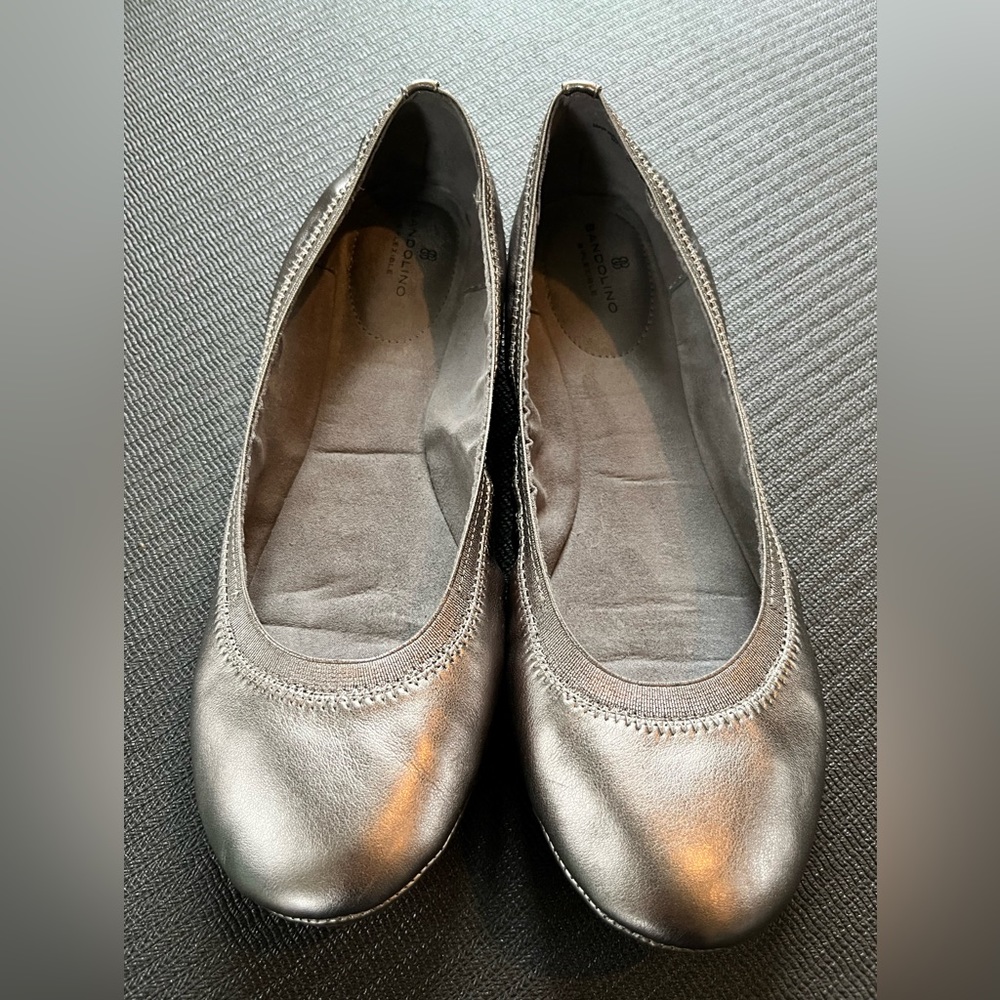 Bandolino pewter/silver ballet flats